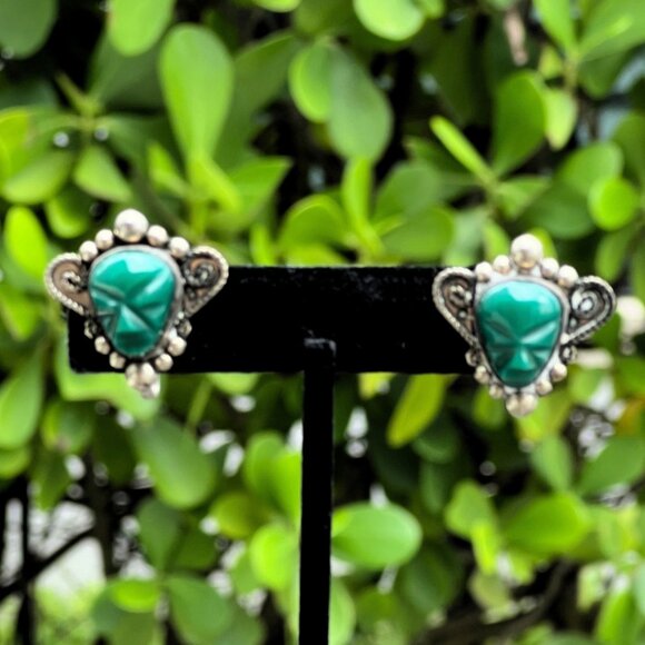 Vintage 1940's Mexican Alpaca Silver Green Tribal Mask Earrings Screw Back Aztec - Picture 1 of 8